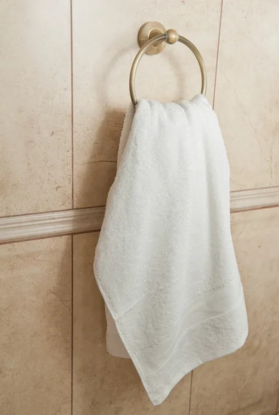 Weißes Handtuch auf Metallbügel. Nahaufnahme Hintergrund eines Badezimmer Handtuch auf Fliesenwand. — Stockfoto
