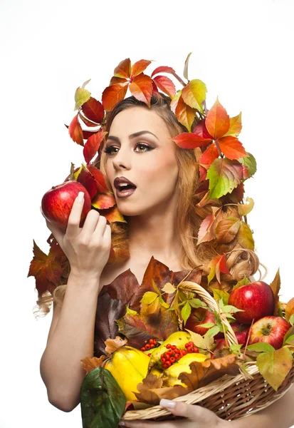 Autumnal woman. Beautiful creative makeup and hair style in fall concept studio shot. Beauty fashion model girl with autumnal make up and hair style. Fall. Creative Autumn makeup. Gorgeous redhead. — Stock Photo, Image