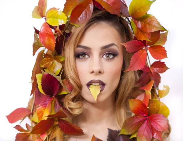 Autumnal woman. Beautiful creative makeup and hair style in fall concept studio shot. Beauty fashion model girl with autumnal make up and hair style. Fall. Creative Autumn makeup. Gorgeous redhead. — Stock Photo, Image