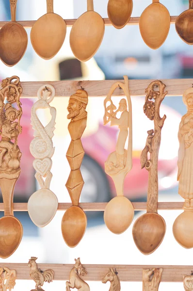 Cucharas de madera tradicionales rumanas. Conjunto de cucharas de madera hechas a mano en un mercado rumano —  Fotos de Stock
