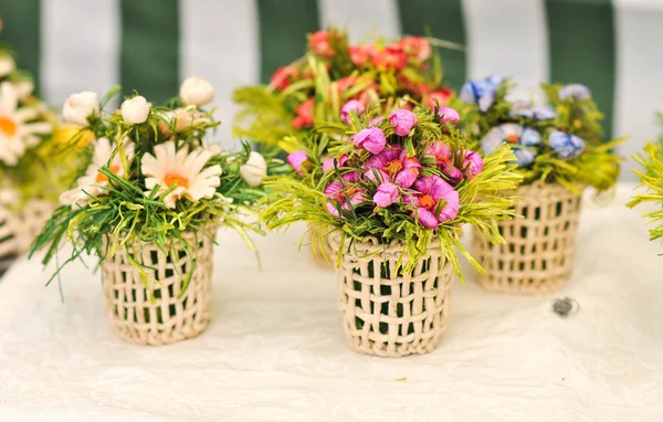 Kolorowe kwiaty sztuczne ozdoby. Dekoracyjny układ różnych kwiatów na rynku rumuńskim — Zdjęcie stockowe