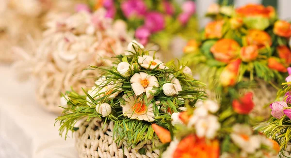 Coloridas decoraciones de flores artificiales. Arreglo decorativo de varias flores en el mercado rumano —  Fotos de Stock