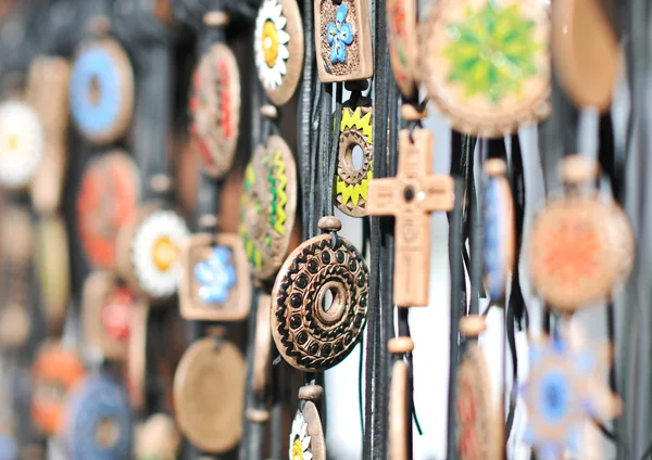 Verschiedene Halsketten auf dem Souvenirmarkt in Rumänien, aus nächster Nähe. Traditionelle kulturelle Nackenschläge — Stockfoto