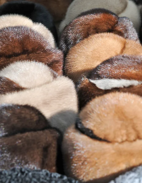 Marknaden i Rumänien: päls mössa. Olika vinter mössor från djurpäls — Stockfoto