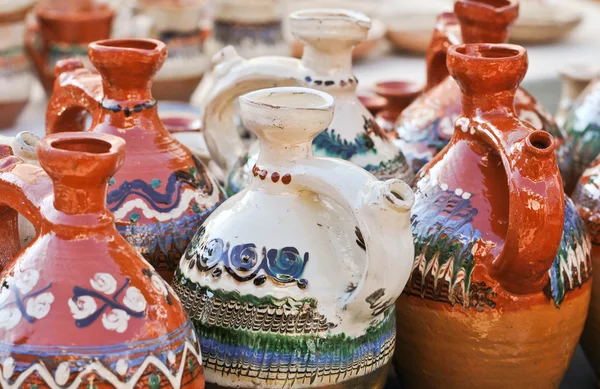 Tazze artigianali di ceramica tradizionale rumena in un negozio di souvenir. Brocche di ceramica tradizionali rumene artigianali da vendere al mercato — Foto Stock