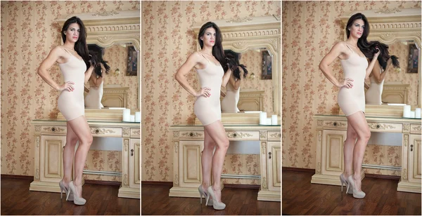 Encantadora joven morena en forma apretada vestido corto desnudo delante de un espejo. Sexy hermosa chica de pelo largo cerca de espejo de pared vintage. Retrato de cuerpo entero de mujer sensual posando provocativamente . —  Fotos de Stock