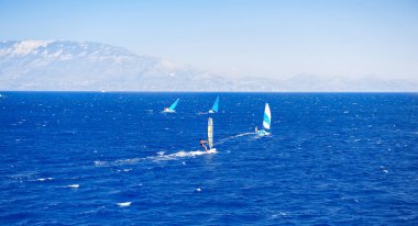 Yelkenli teknelerde masmavi deniz ve mavi gökyüzü karşı güzel güneşli gün boyunca. Zakynthos Adası Yunanistan. Mavi deniz rüzgar yelkenli tekne