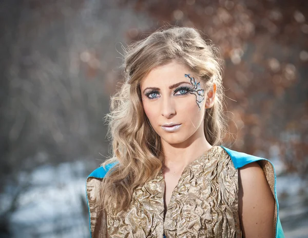 Adorável jovem senhora em vestido elegante posando cenário de inverno, olhar real. Mulher loira elegante com floresta no fundo, tiro ao ar livre. Mulher glamourosa com cabelos longos e claros na natureza - estilo princesa — Fotografia de Stock