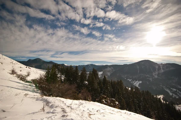 Majestátní slunce v krajině pohoří. západ slunce krajina v Karpatských horách. svítání v horách Karpat, Rumunsko. hory pokryté sněhem — Stock fotografie