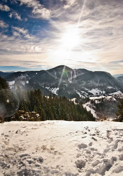 Majestic sunset in the mountains landscape. Sunset landscape in Carpathian mountains. Dawn in mountains Carpathians, Romania. Mountains covered with snow — Stock Photo, Image