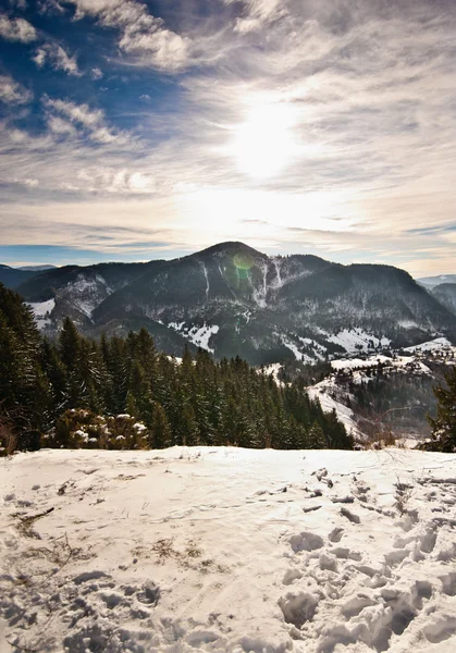 Majestuoso atardecer en el paisaje de las montañas. Paisaje al atardecer en montañas Cárpatas. Amanecer en las montañas Cárpatos, Rumania. Montañas cubiertas de nieve — Foto de Stock