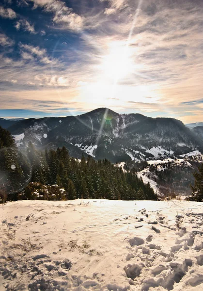 Majestic sunset in the mountains landscape. Sunset landscape in Carpathian mountains. Dawn in mountains Carpathians, Romania. Mountains covered with snow — Stock Photo, Image