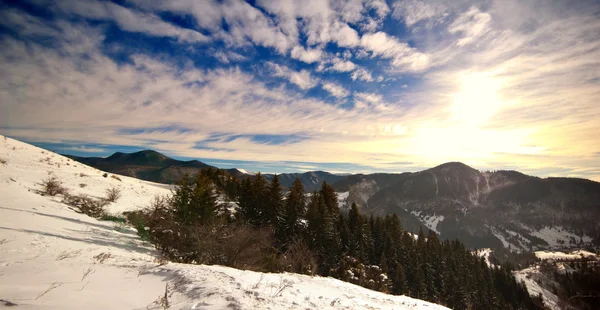 Coucher de soleil majestueux dans le paysage des montagnes. Paysage au coucher du soleil dans les montagnes des Carpates. Aube dans les montagnes Carpates, Roumanie. Montagnes couvertes de neige — Photo