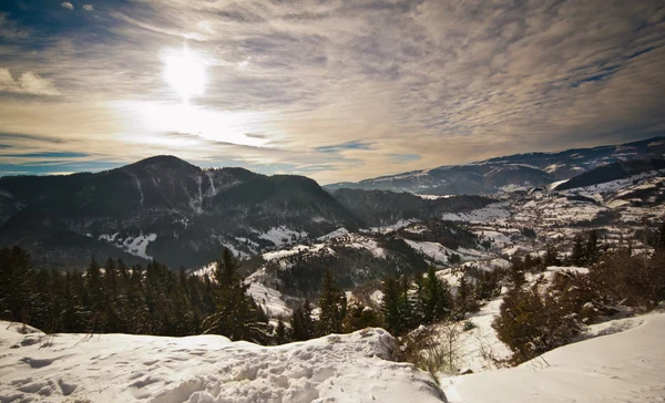 Coucher de soleil majestueux dans le paysage des montagnes. Paysage au coucher du soleil dans les montagnes des Carpates. Aube dans les montagnes Carpates, Roumanie. Montagnes couvertes de neige — Photo