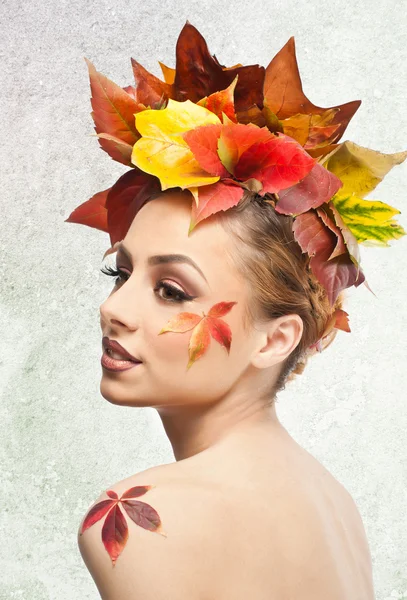 Autumnal woman. Beautiful creative makeup and hair style in fall concept studio shot. Beauty fashion model girl with autumnal make up and hair style. Fall. Creative Autumn makeup. Gorgeous redhead. — Stock Photo, Image