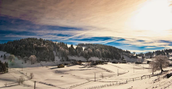 Majestátní slunce v krajině pohoří. západ slunce krajina v Karpatských horách. svítání v horách Karpat, Rumunsko. hory pokryté sněhem — Stock fotografie