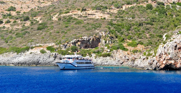 Island in the Ionian Sea, Zakynthos. Azure coast of Greece. View of coast from the sea. — Stock Photo, Image