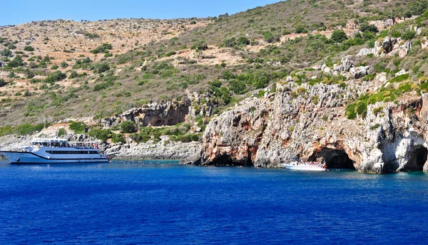 Island in the Ionian Sea, Zakynthos. Azure coast of Greece. View of coast from the sea. — Stock Photo, Image