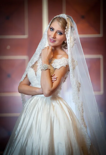 Jonge mooie luxe vrouw in trouwjurk poseren in luxe interieur. Prachtige elegante bruid met lange sluier. Portret van de volledige lengte van verleidelijke blonde bruid met modieuze jurk, binnen schot — Stockfoto