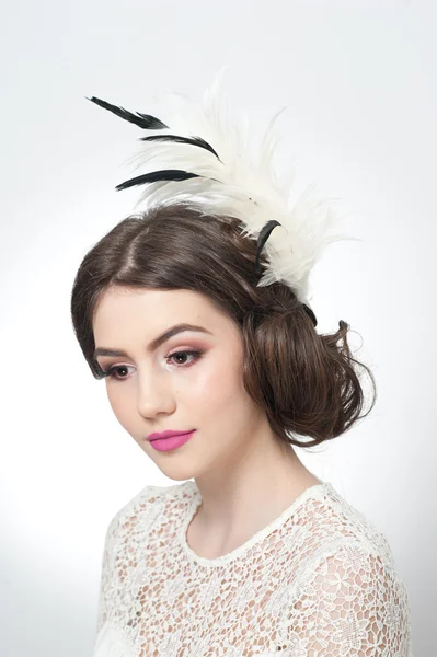 Coiffure et maquillage - beau portrait d'art jeune fille. Brune naturelle authentique avec une coupe de cheveux créative, prise de vue en studio. Jolie femelle avec de belles lèvres et yeux en chemisier en dentelle blanche, sur blanc — Photo