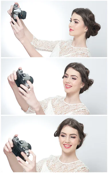 Belle jeune fille avec maquillage créatif et coiffure prenant des photos d'elle-même avec un appareil photo. Adolescente séduisante à la mode prenant un autoportrait. Selfie, intérieur, horizontal, sur blanc . — Photo