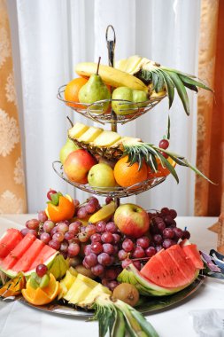 Oyma meyve aranjman. Taze çeşitli meyve. Egzotik meyve ürün yelpazesine. Taze meyve dekorasyon