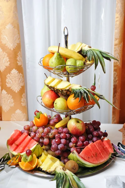 Arranjo de frutas esculpidas. Vários frutos frescos. Sortimento de frutas exóticas. Decoração de frutas frescas — Fotografia de Stock