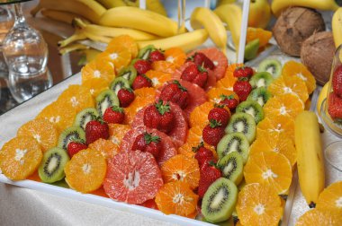 Oyma meyve aranjman. Taze çeşitli meyve. Egzotik meyve ürün yelpazesine. Taze meyve dekorasyon