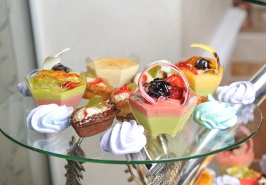 Düğün dekorasyon pastel ile cupcakes, meringues, kekler ve macarons renkli. zarif ve lüks olay renkli kurabiye aranjmanı. Düğün tatlı macaroons ile