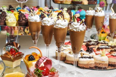 Düğün dekorasyon pastel ile cupcakes, meringues, kekler ve macarons renkli. zarif ve lüks olay renkli kurabiye aranjmanı. Düğün tatlı macaroons ile