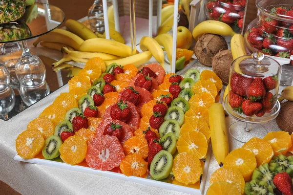 彫刻果物のアレンジメント。新鮮な各種フルーツ。エキゾチックなフルーツの品揃え。フルーツ デコレーション — ストック写真