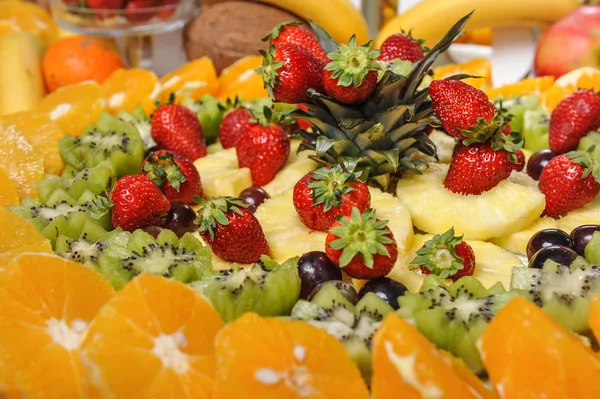 Snidade frukt arrangemang. Färska olika frukter. Sortiment av exotiska frukter. Färsk frukt dekoration — Stockfoto