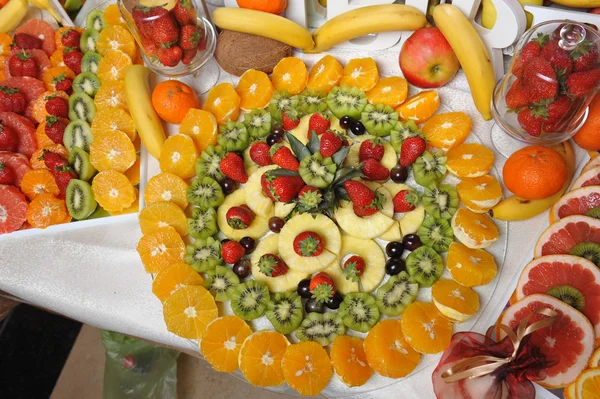 彫刻果物のアレンジメント。新鮮な各種フルーツ。エキゾチックなフルーツの品揃え。フルーツ デコレーション — ストック写真