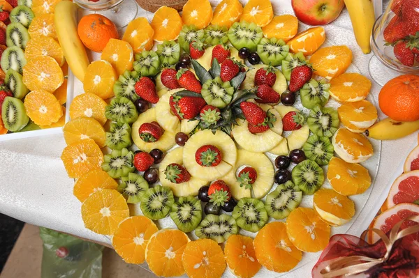 Arrangement de fruits sculptés. Fruits frais divers. Assortiment de fruits exotiques. Décoration de fruits frais — Photo