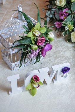 Düğün dekorasyonu, aşk mektupları ve masaya çiçek. Taze çiçekler ve aşk dekorasyon şenlikli masaya. Lüks düğün dekorasyon Restoran masada. Zarif olay