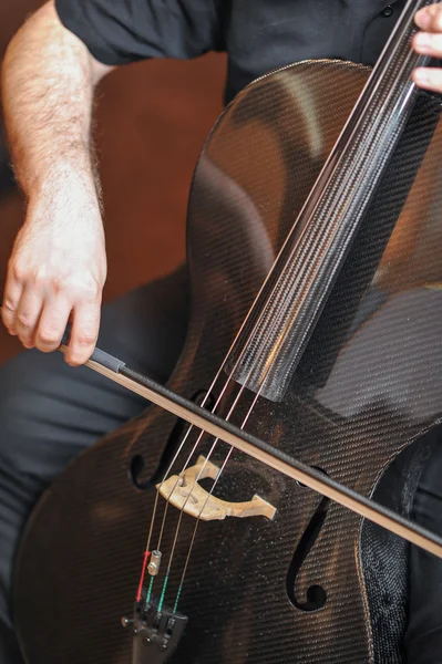 Homem a tocar violoncelo, mão para cima. Instrumento musical de orquestra de violoncelo tocando violoncelista — Fotografia de Stock