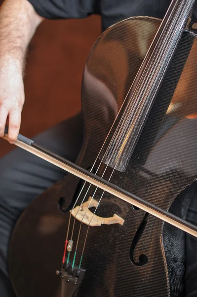Man spela cello, hand på nära håll. Cello orkester musikinstrument spela cellist musiker — Stockfoto