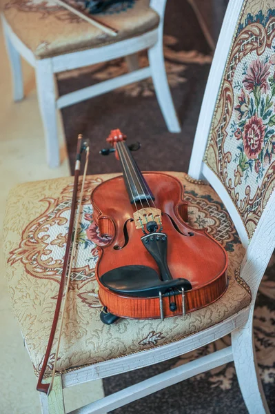 Классическая музыка скрипка винтаж крупным планом. Скрипка на стуле — стоковое фото