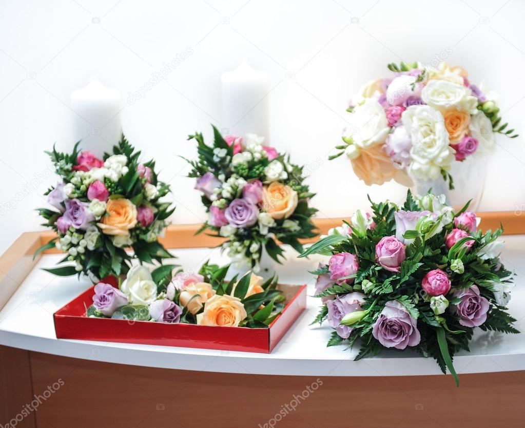 Schone Rosenstrausse Auf Dem Tisch Hochzeitsstrausse In Verschiedenen Farben Rosen Elegante Hochzeitsstrausse Auf Dem Tisch Im Restaurant Stockfoto C Iancucristi