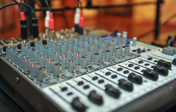 Mixeur audio, équipement musical. engrenages studio d'enregistrement, outils de radiodiffusion, mélangeur, synthétiseur. Département peu profond de champ pour fond de musique — Photo