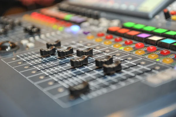 Misturador de áudio, equipamento de música. gravação de engrenagens de estúdio, ferramentas de radiodifusão, misturador, sintetizador. raso dept de campo para fundo de música — Fotografia de Stock