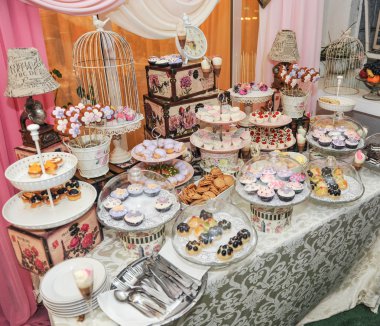 Düğün dekorasyon pastel ile cupcakes, meringues, kekler ve macarons renkli. zarif ve lüks olay renkli kurabiye aranjmanı. Düğün tatlı macaroons ile