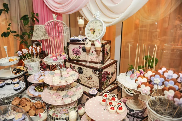 Düğün dekorasyon pastel ile cupcakes, meringues, kekler ve macarons renkli. zarif ve lüks olay renkli kurabiye aranjmanı. Düğün tatlı macaroons ile