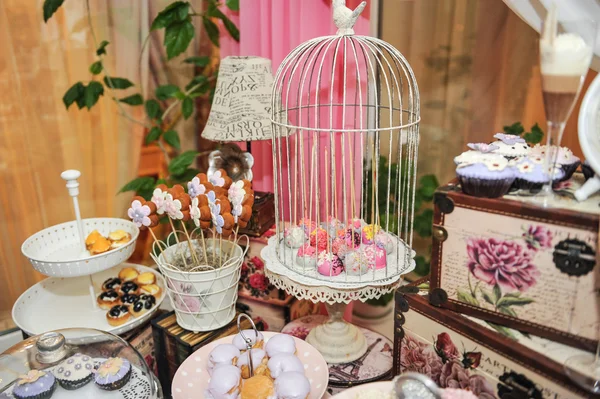 パステルが付いている結婚式装飾色のケーキ、メレンゲ、マフィン、マカロン。カラフルなマカロンと優雅なと豪華なイベント配置。マカロンと結婚式のデザート — ストック写真