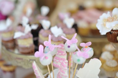 Düğün dekorasyon pastel ile cupcakes, meringues, kekler ve macarons renkli. zarif ve lüks olay renkli kurabiye aranjmanı. Düğün tatlı macaroons ile