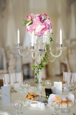 Düğün bouquet.wedding şamdan düğün töreni önce çiçek dekorasyonu ile antika şamdanla. Tablolar bir düğün için ayarla