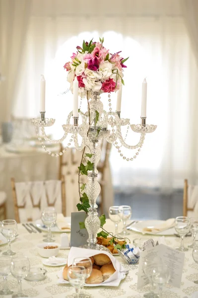 Antieke kandelaar met bruiloft bouquet.wedding kandelaar met bloem decoratie voordat de ceremonie van het huwelijk. Tabellen instellen voor een bruiloft receptie — Stockfoto