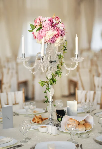 Antieke kandelaar met bruiloft bouquet.wedding kandelaar met bloem decoratie voordat de ceremonie van het huwelijk. Tabellen instellen voor een bruiloft receptie — Stockfoto