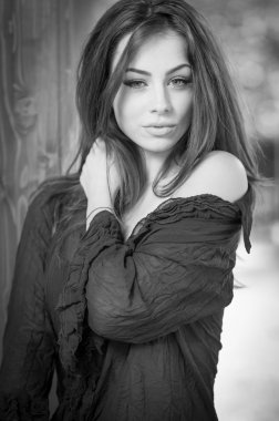 Açık uzun kahverengi saçlı güzel kadın portre. orijinal doğal kumral parkta uzun saçlı. güzel gözleri ve ağaca yakın siyah bluz ile çekici bir kadın portresi