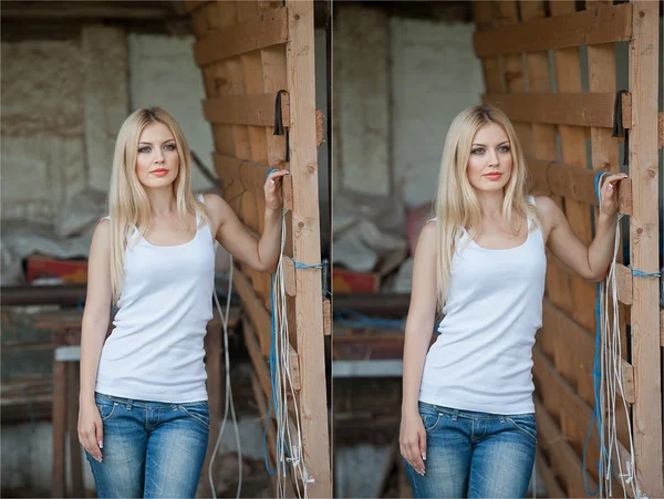 Tiro de menina bonita perto de uma cerca de madeira velha. Use look elegante: top básico branco, jeans jeans jeans. Agricultor de estilo rural. Bela loira de cabelo longo em estilo rústico — Fotografia de Stock
